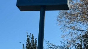 Schild für Suburban Studios, das es als Hotel für länger dauernde Aufenthalte der Choice Hotels Gruppe kennzeichnet.