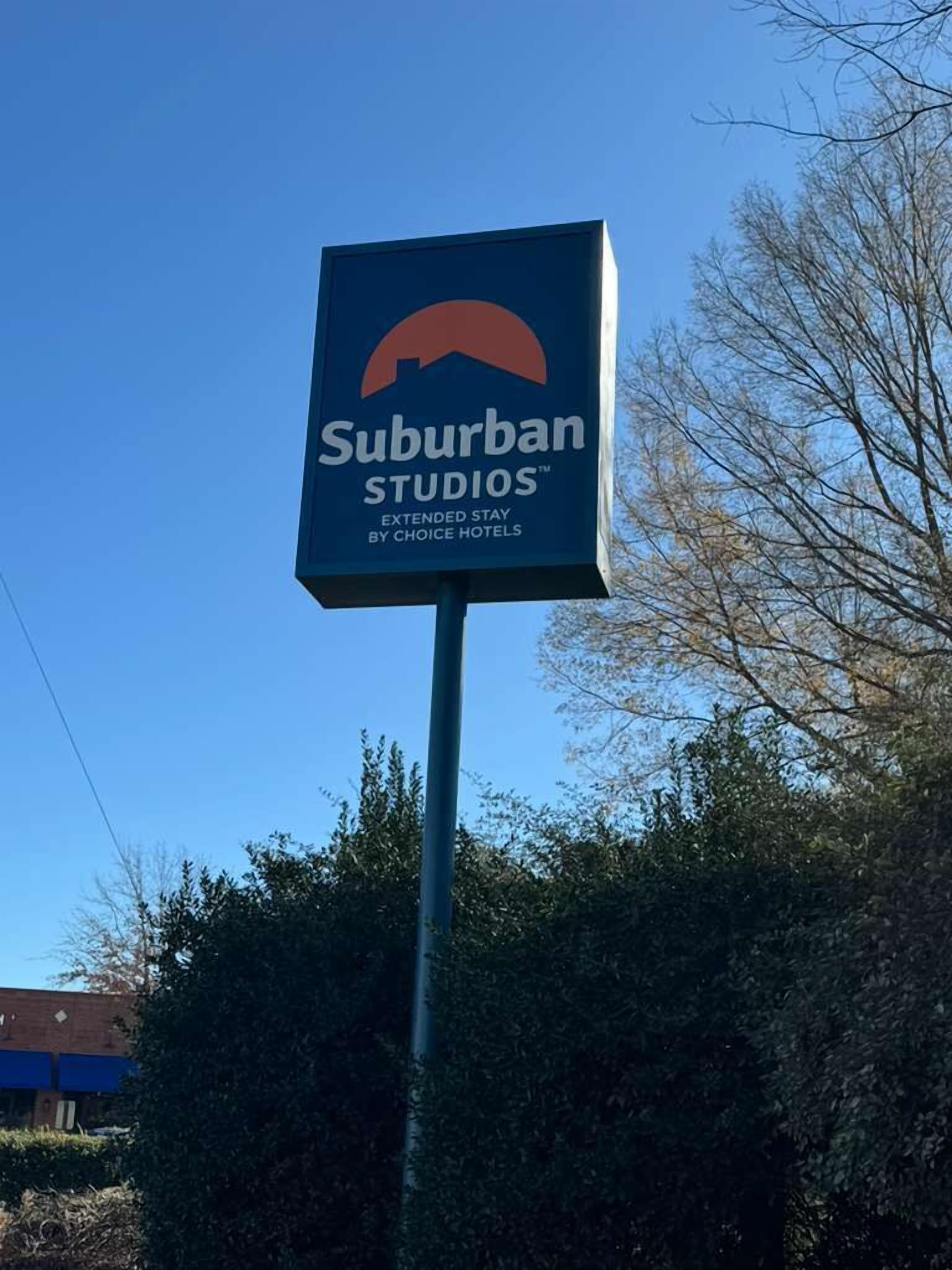 Une enseigne pour Suburban Studios, une marque du groupe Choice Hotels.