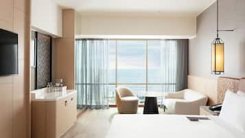 أغطية فراش متميزة وأسرّة بطبقة علوية مريحة وميني بار وخزنة داخل الغرفة