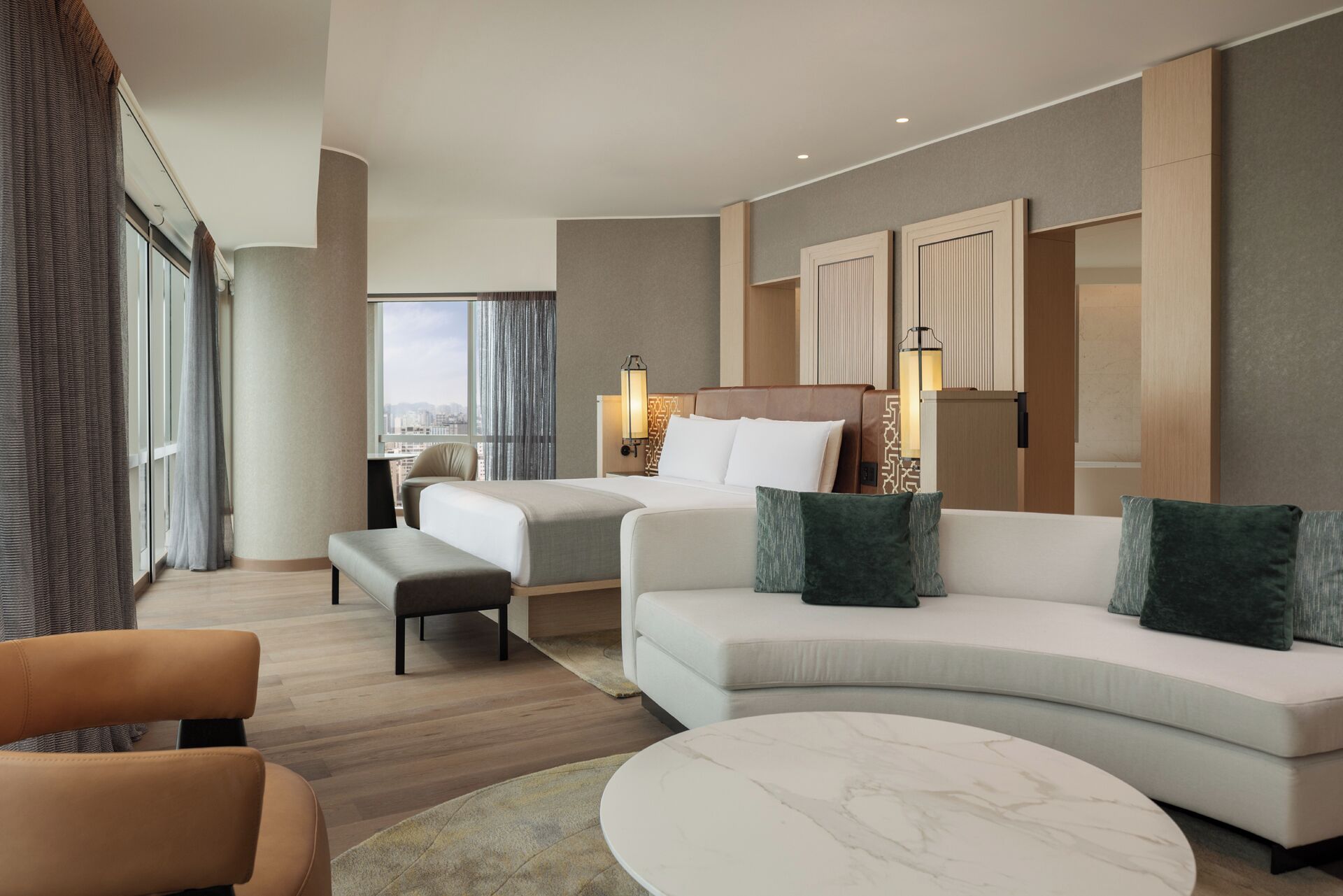 Executive Room, 1 King Bed | Premium bedding, pillowtop beds, minibar, in-room safe