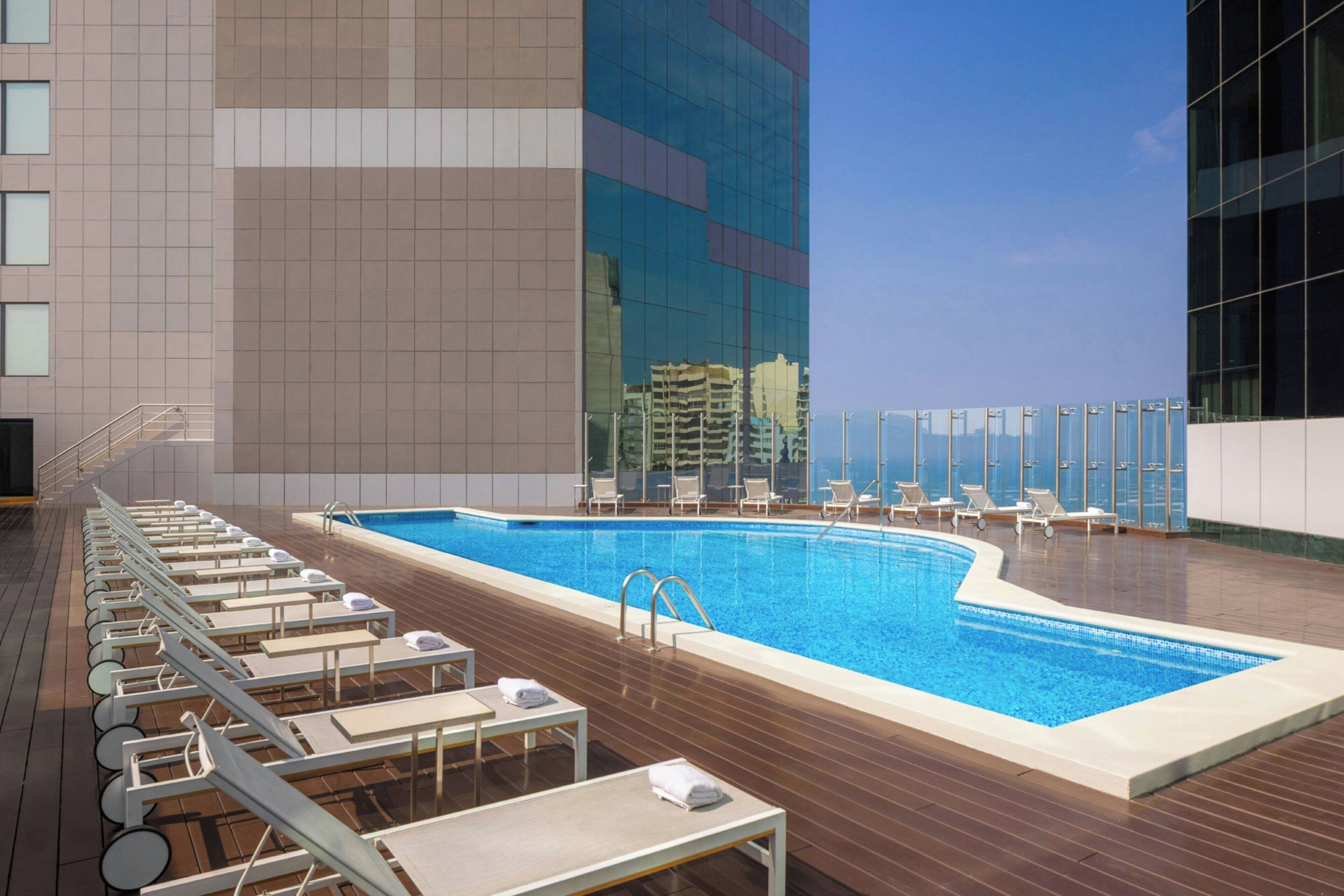 Una piscina al aire libre de temporada