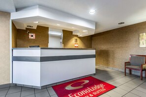 Lobby - Econo Lodge Inn & Suites Evansville East (Evansville)