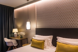 Minibar, coffre-fort, bureau, rideaux d’obscurcissement