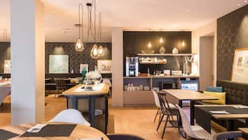 Desayuno buffet (EUR 12.90 por persona)