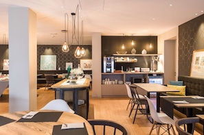 Buffet déjeuner (12.90 EUR par personne)