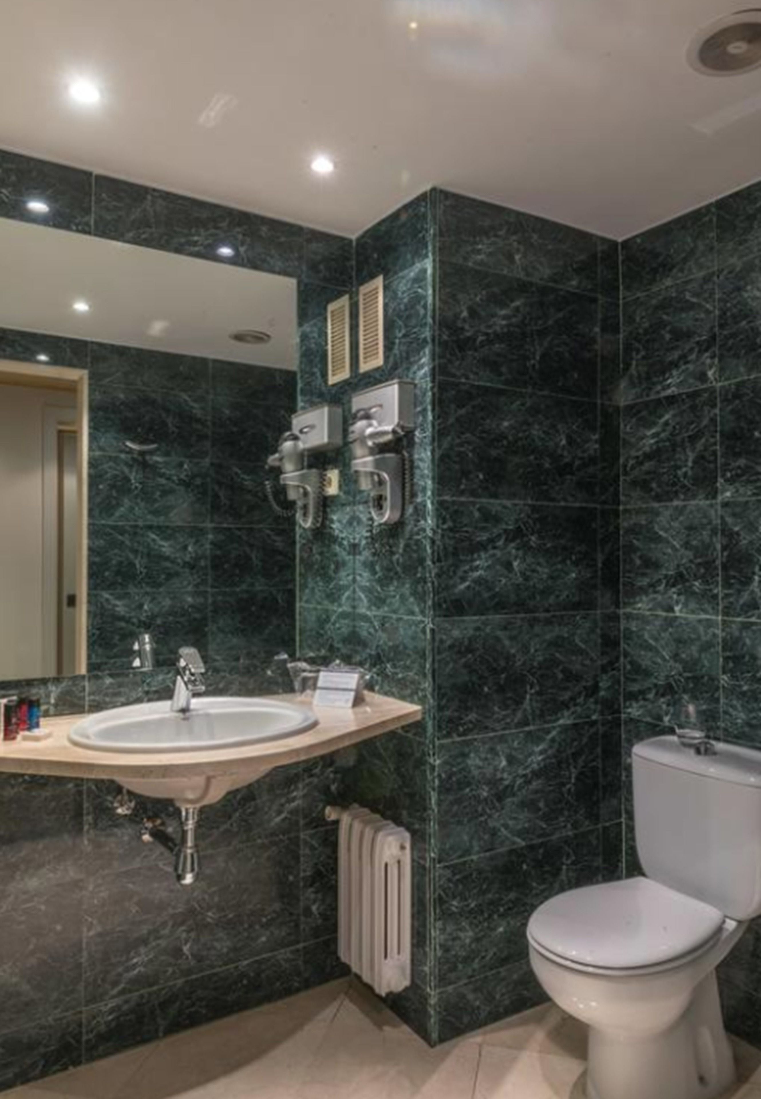 bathtub, free toiletries, hair dryer, bidet