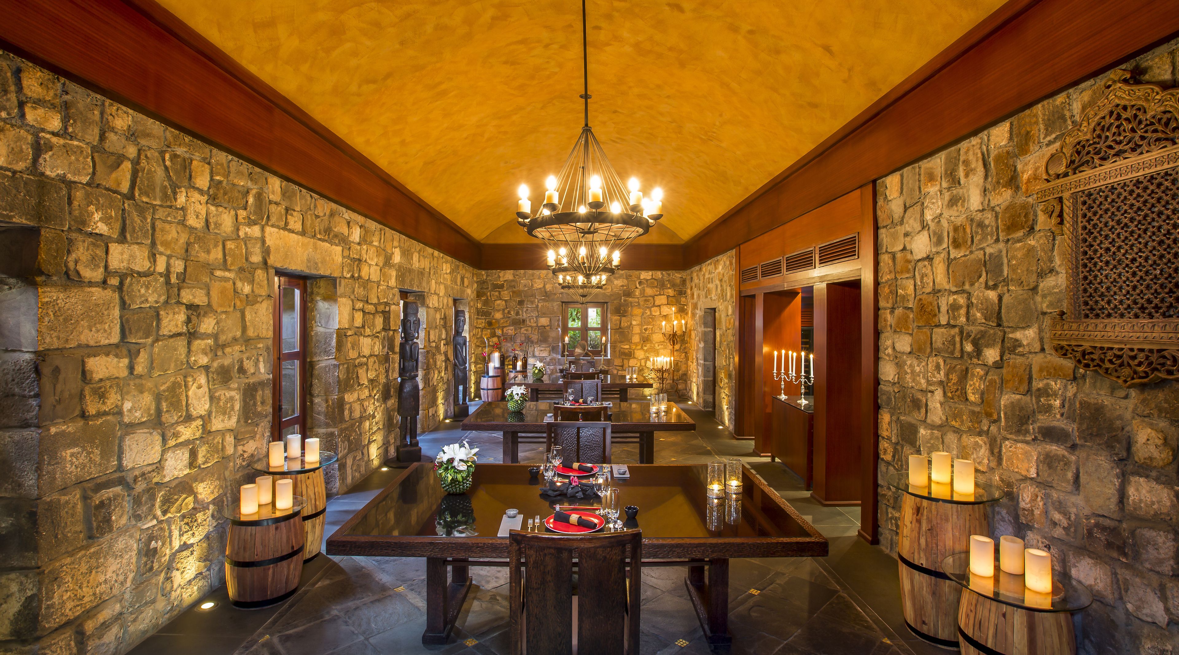 3 間餐廳；供應早餐、午餐、晚餐；多國菜