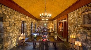 3 restaurants, breakfast, lunch, dinner served; international cuisine 