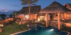 2 piscinas al aire libre, sombrillas, sillones reclinables de piscina
