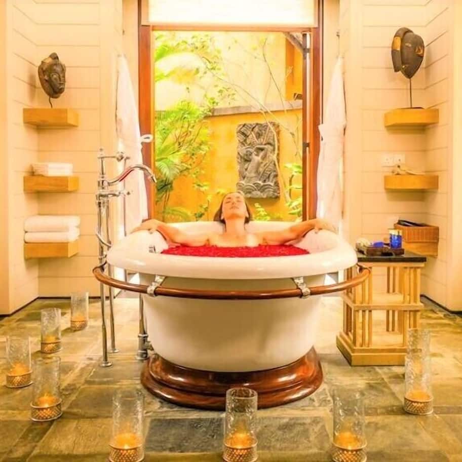 Combined shower/tub, deep soaking tub, designer toiletries, hair dryer