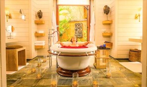 Combined shower/tub, deep soaking tub, designer toiletries, hair dryer - The Oberoi Beach Resort, Mauritius (Balaclava)