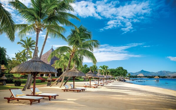 Plage, sable blanc, chaises longues, parasols