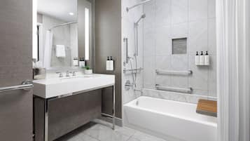 Un baño moderno con bañera, ducha y tocador.