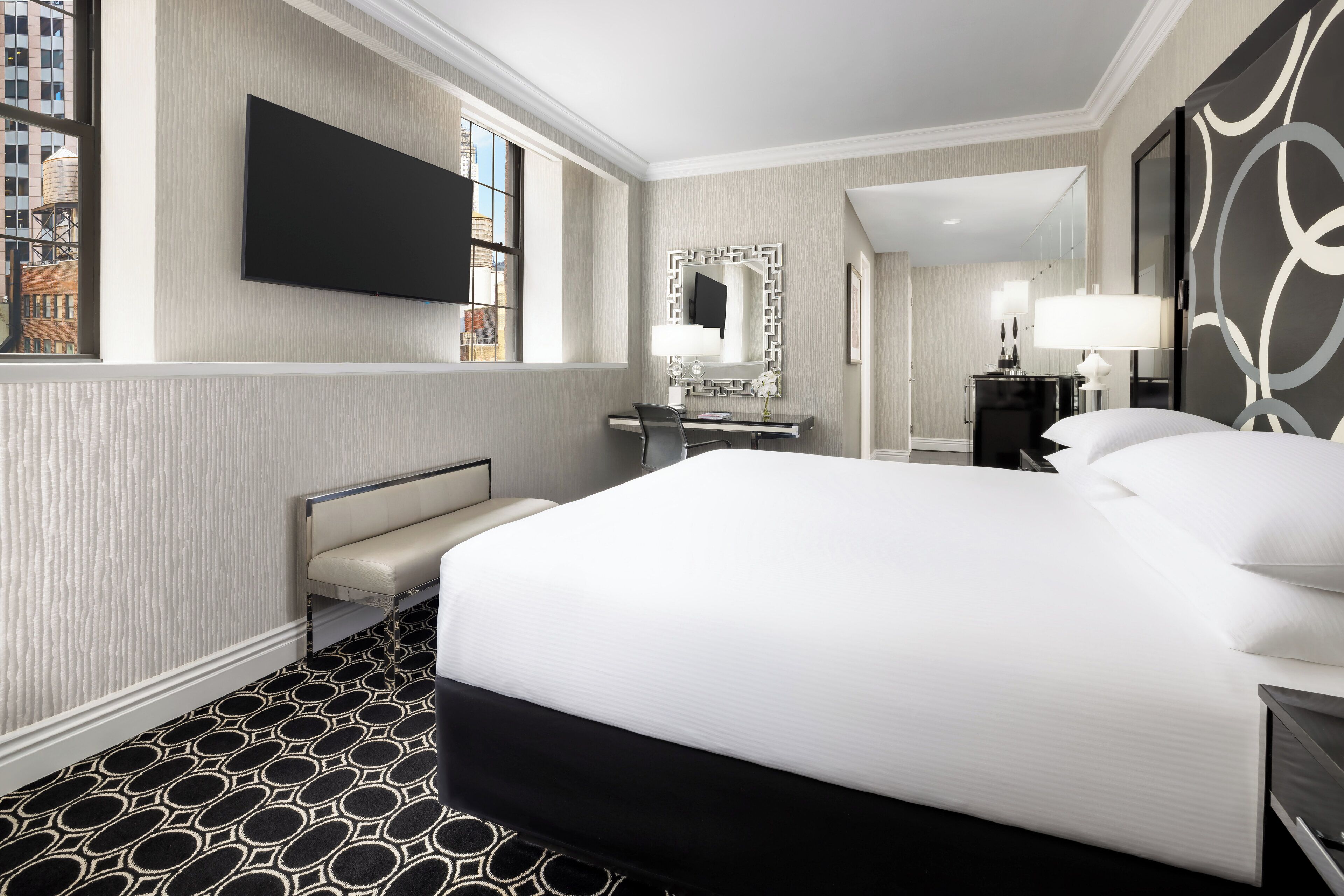 Luxe beddengoed, een kluis op de kamer, een bureau, een laptopwerkplek