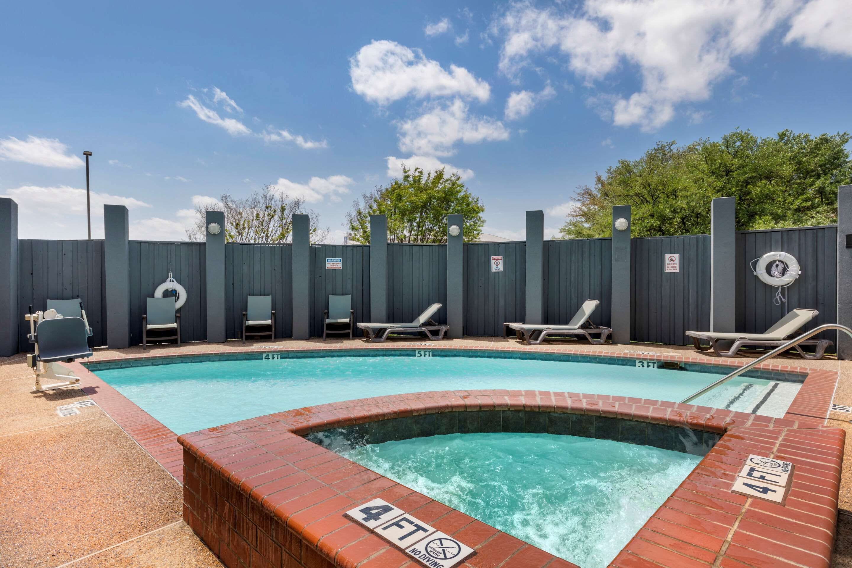 Alberca al aire libre y camastros 