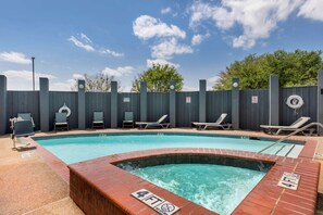 室外游泳池，提供日光浴躺椅