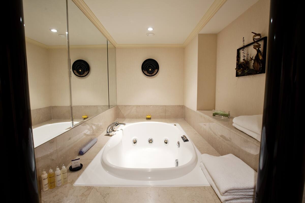 presidential suite, 1 single bed, smoking (pasha) | bathroom | combined shower/bathtub, deep-soaking bathtub, rainfall showerhead