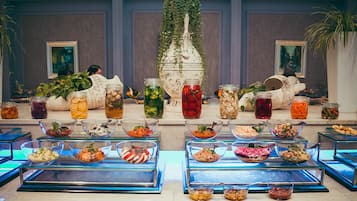 En buffet med et udvalg af mad og tilbehør.