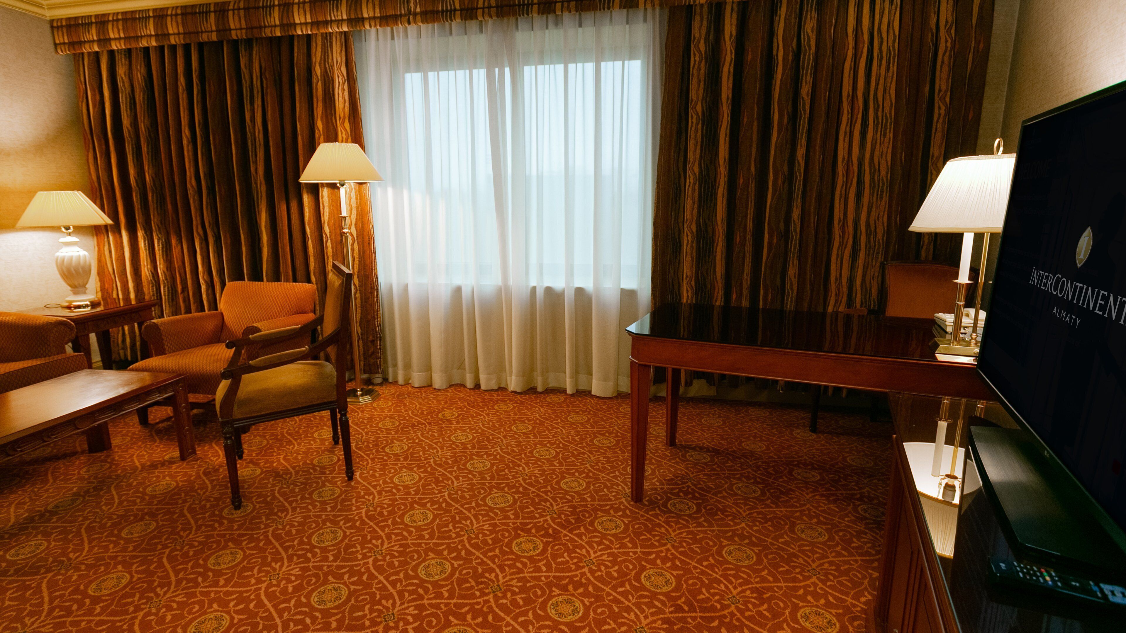 Bộ đồ giường kháng dị ứng, chăn bông, minibar, két bảo mật tại phòng 