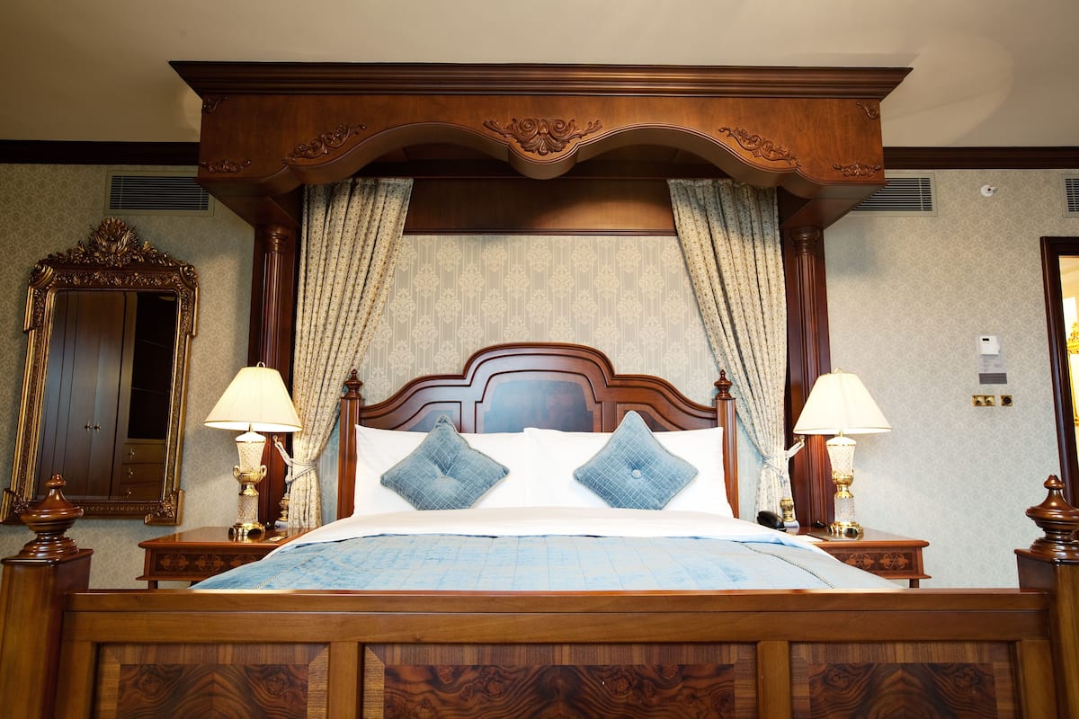 Presidential Room, 1 King Bed, Smoking (Pasha) | 1 bedroom, hypo-allergenic bedding, down comforters, minibar