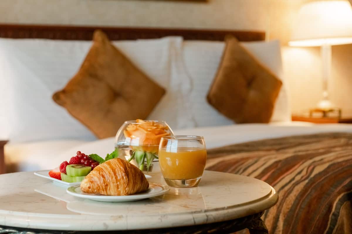 Literie hypoallergénique, couette en duvet, minibar