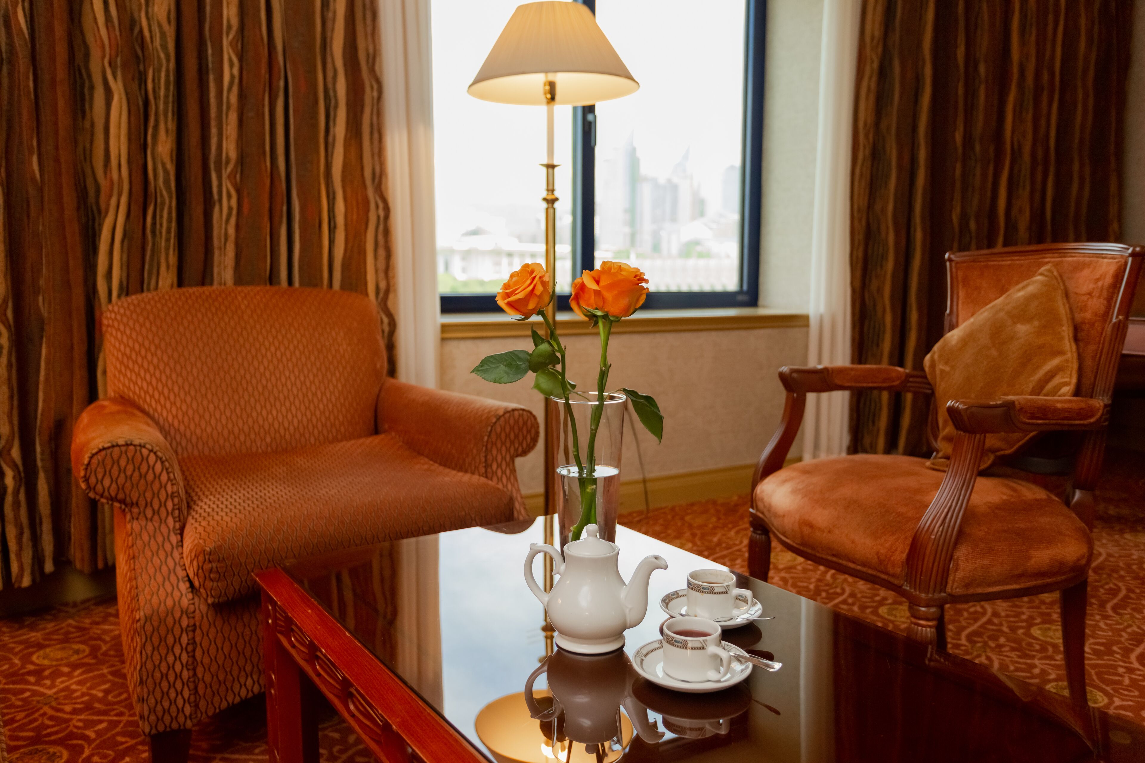 Bộ đồ giường kháng dị ứng, chăn bông, minibar, két bảo mật tại phòng 