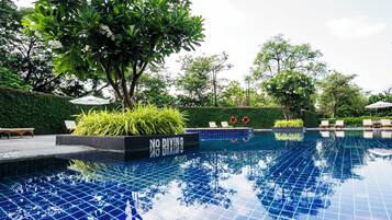 2 outdoor pools, free pool cabanas, pool umbrellas