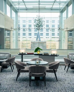 Executive lounge - Grand Hyatt Mumbai Hotel & Residences (Mumbai)