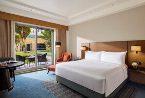 Sengetøy av topp kvalitet, minibar og safe på rommet