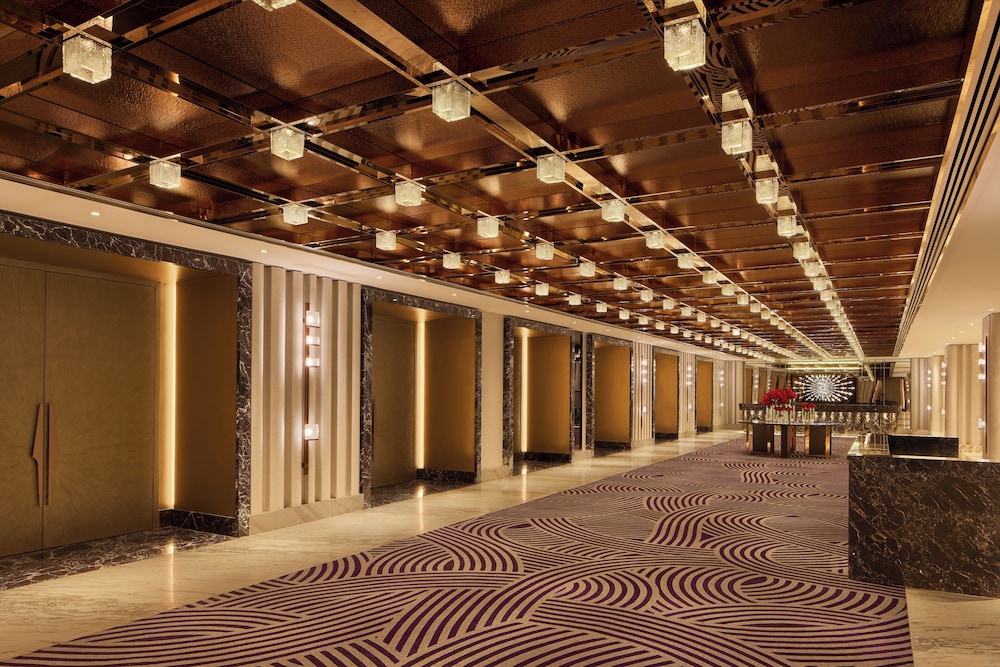 Grand Hyatt Mumbai Hotel & Residences by null