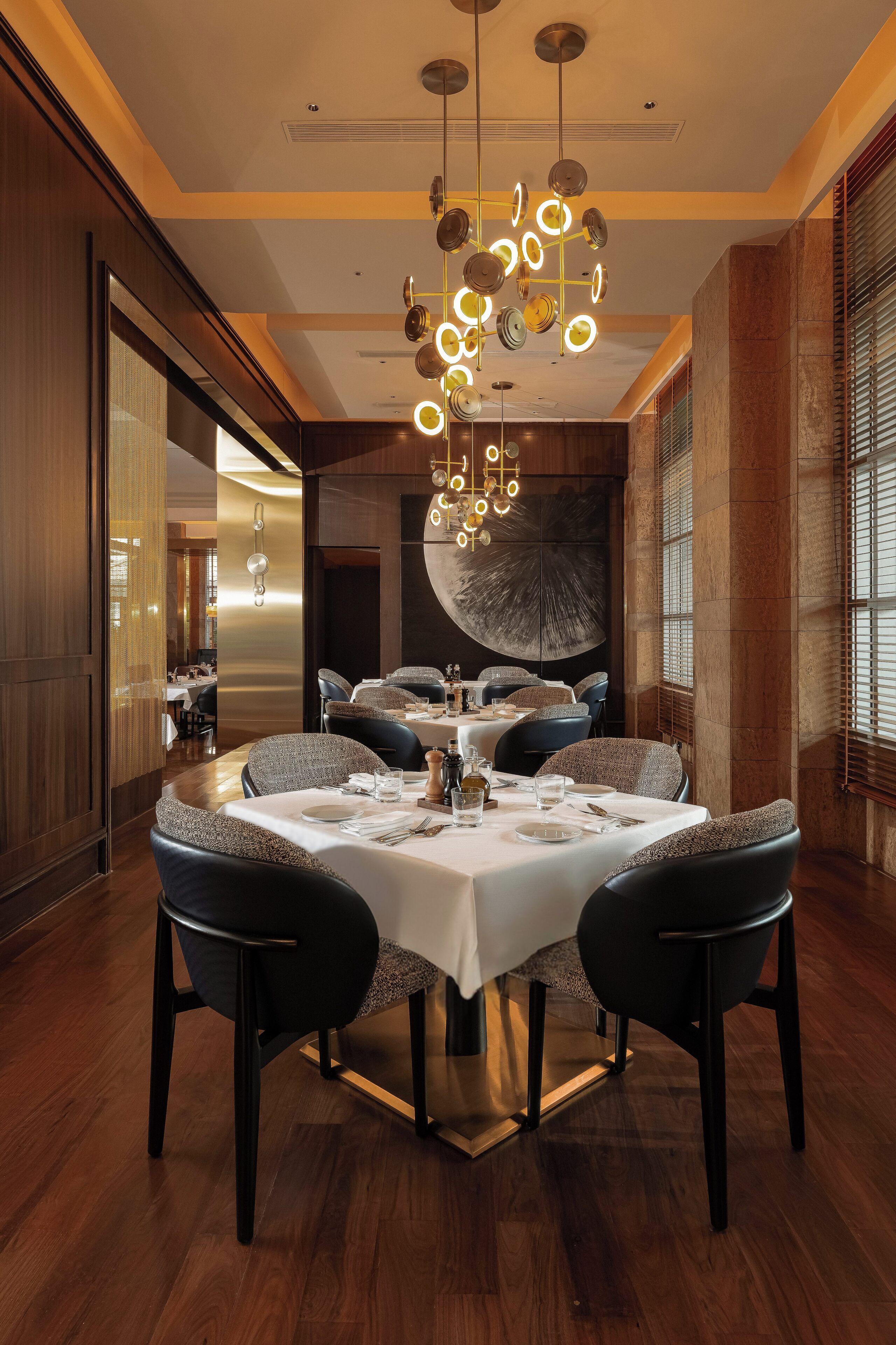 4 restaurants; breakfast, lunch, dinner, and brunch served