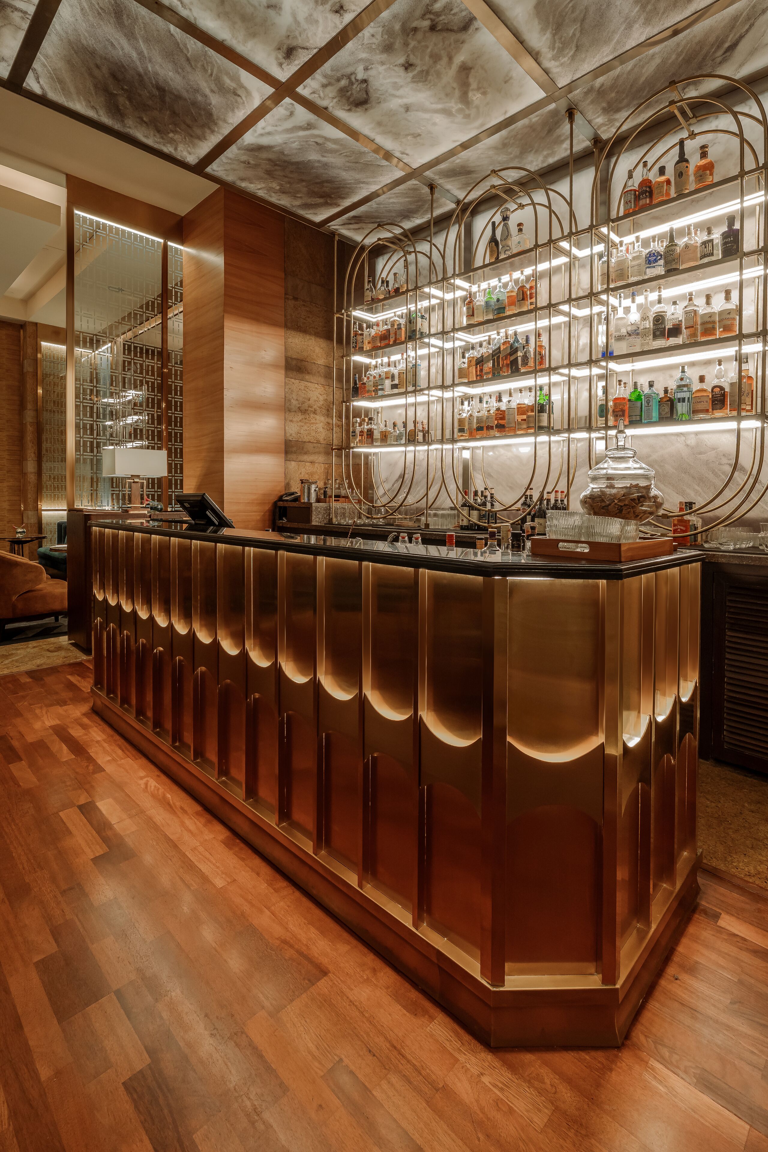 4 restaurants; breakfast, lunch, dinner and brunch served 