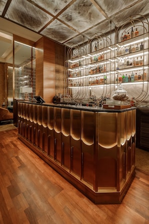 4 restaurants; breakfast, lunch, dinner and brunch served  - Grand Hyatt Mumbai Hotel & Residences (Mumbai)