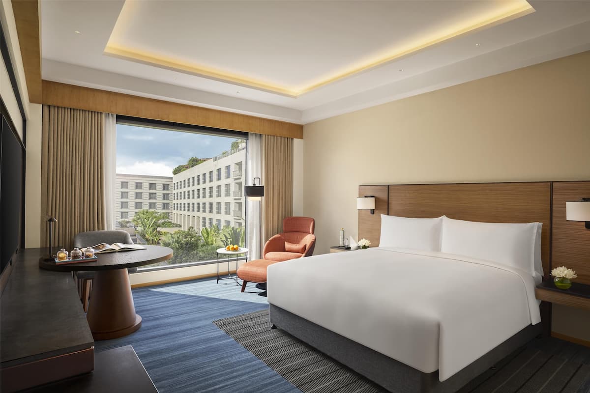 Deluxe Room, 1 King Bed | 1 bedroom, premium bedding, minibar, in-room safe