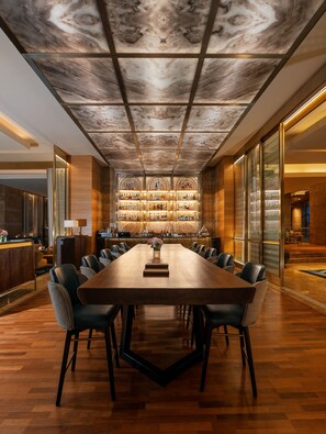 5 restaurants; breakfast, lunch, dinner, and brunch served - Grand Hyatt Mumbai Hotel & Residences (Mumbai)