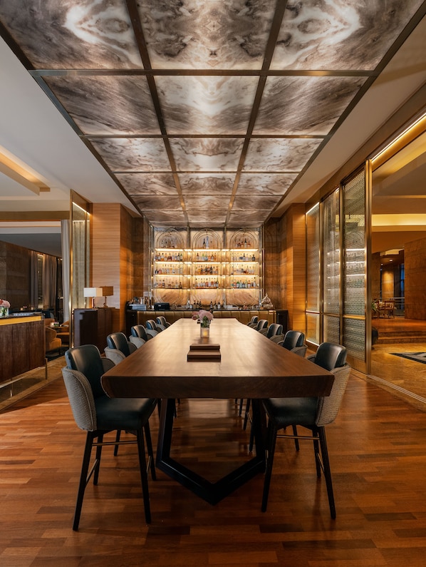 5 restaurants; breakfast, lunch, dinner, and brunch served