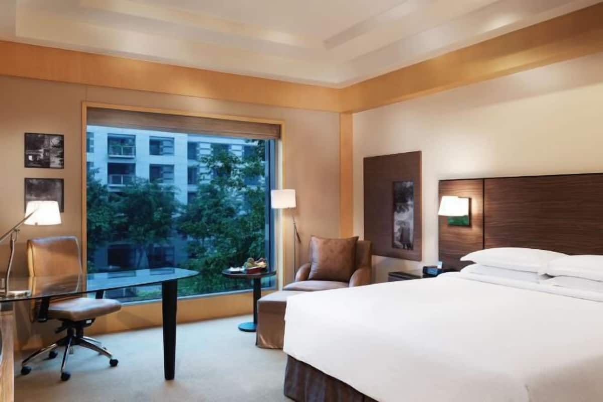 1 bedroom, premium bedding, minibar, in-room safe