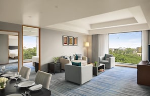 Premium bedding, minibar, in-room safe, individually decorated - Grand Hyatt Mumbai Hotel & Residences (Mumbai)