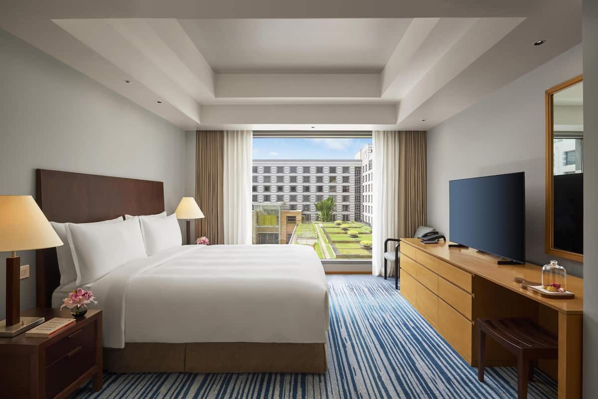 1 bedroom, premium bedding, minibar, in-room safe