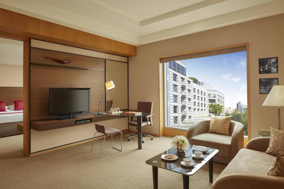 ห้องเอ็กเซกคิวทีฟสวีท (Grand) | เครื่องนอนระดับพรีเมียม, มินิบาร์, ตู้นิรภัยในห้องพัก, โต๊ะทำงาน