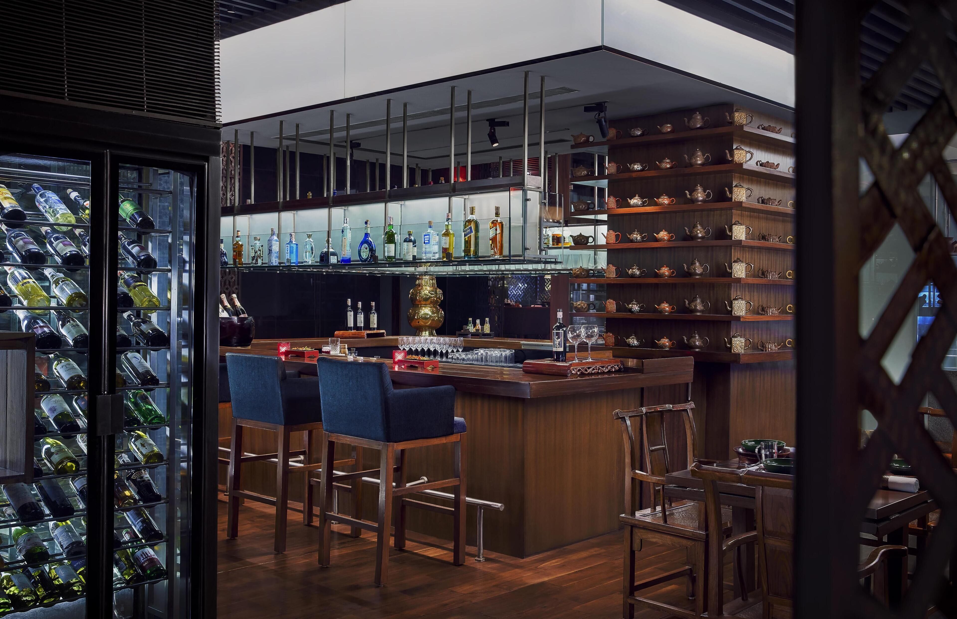 4 restaurants; breakfast, lunch, dinner, and brunch served