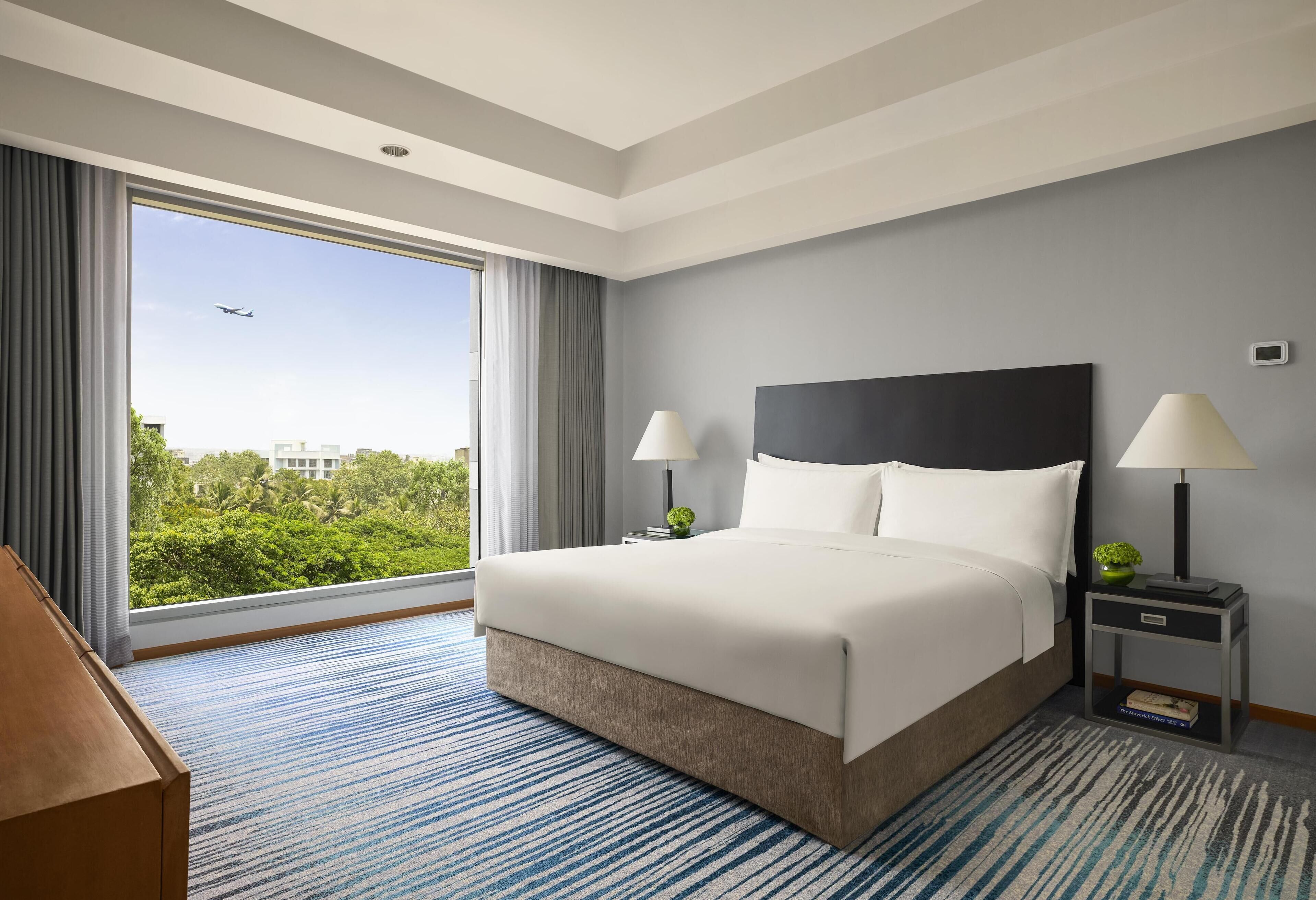 Roupas de cama premium, frigobar, cofres nos quartos