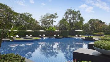 Outdoor pool, free pool cabanas, pool umbrellas