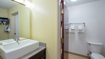Combined shower/bathtub, free toiletries, towels
