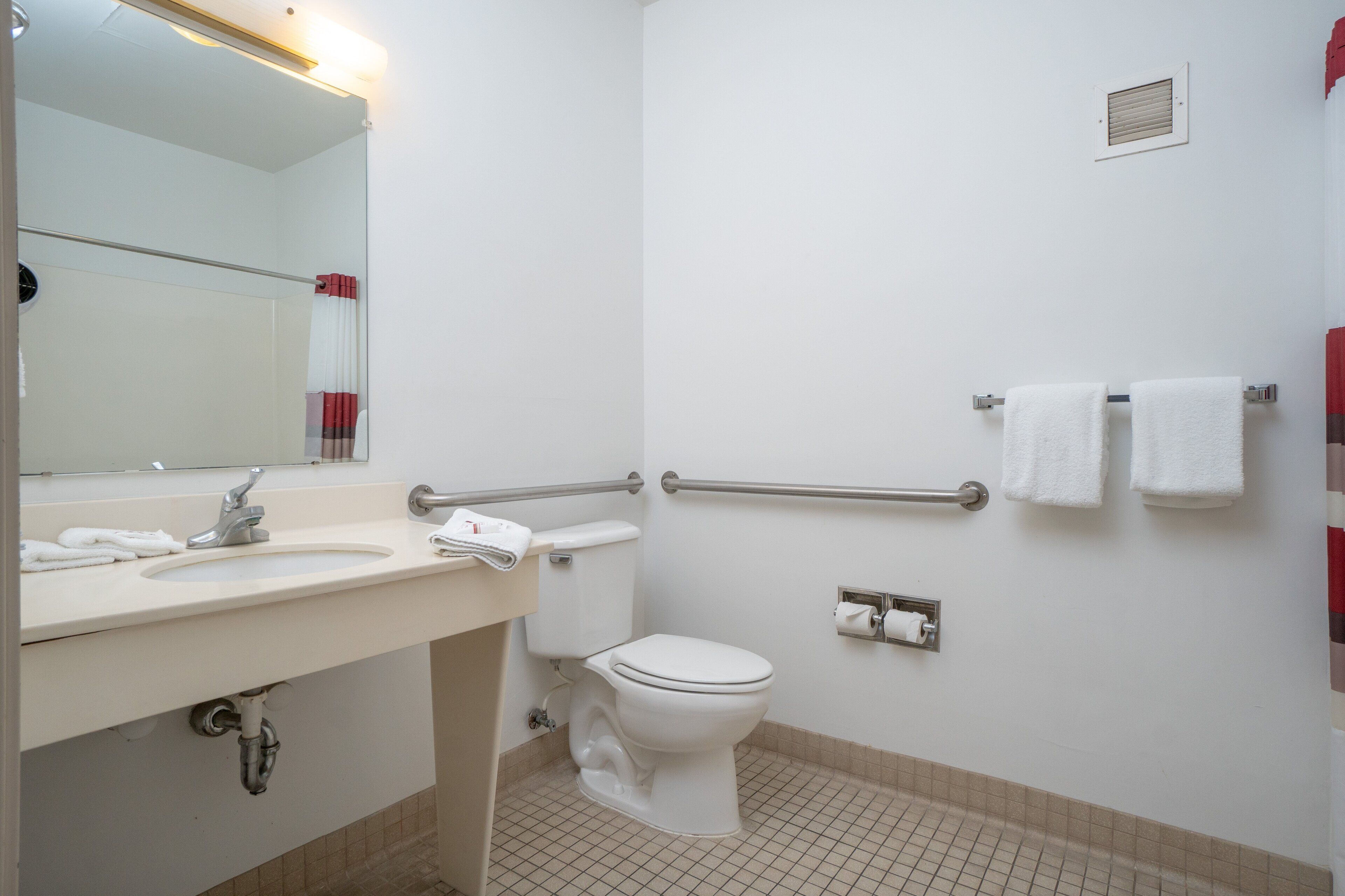 combined shower/bathtub, free toiletries, towels