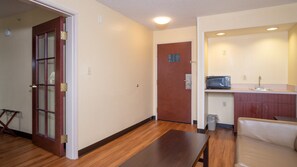 Suite, 1 King-Bett, Nichtraucher | 1 Schlafzimmer, Schreibtisch, laptopgeeigneter Arbeitsplatz