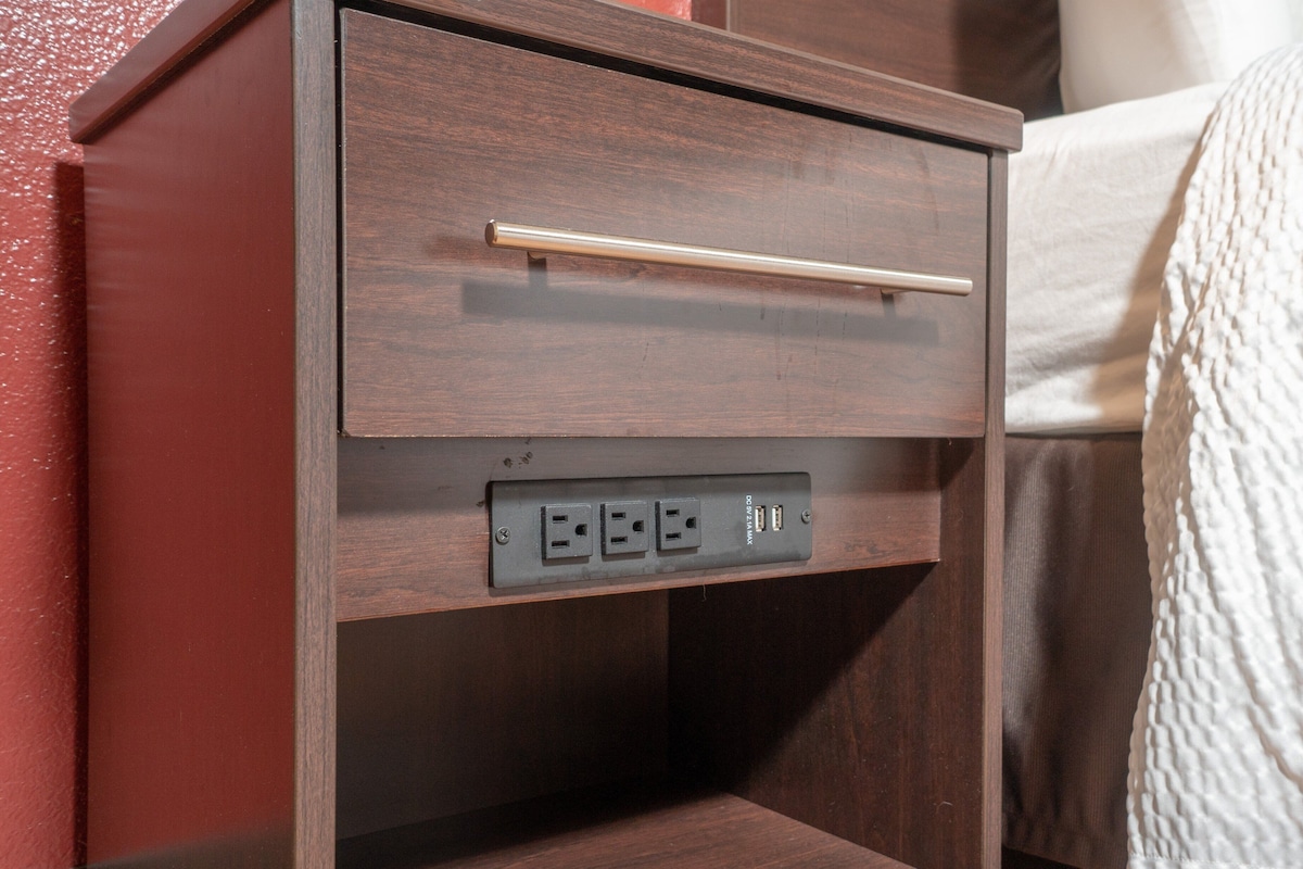 Escritorio, espacio para trabajar con laptop y cortinas blackout