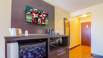 1 bedroom, desk, laptop workspace, blackout drapes