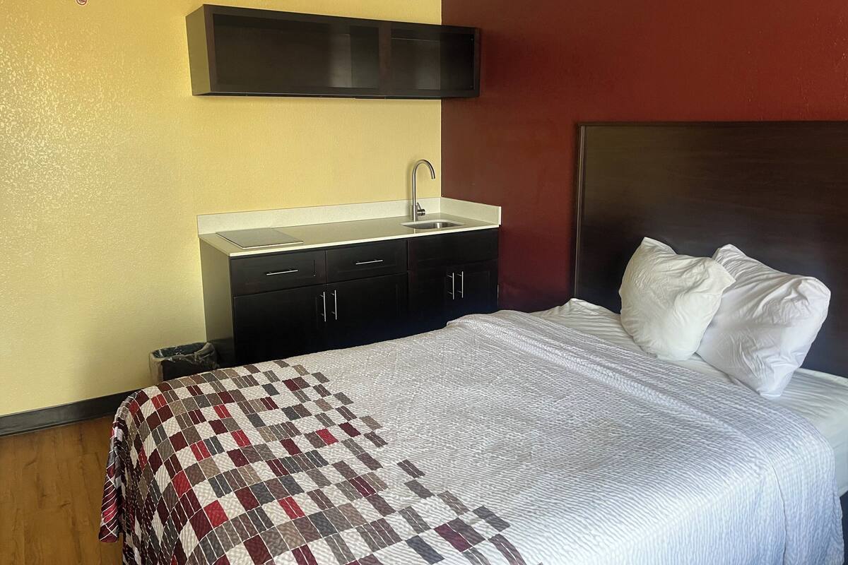 Deluxe kamer, 2 tweepersoonsbedden, niet-roken, kitchenette | Een bureau, een laptopwerkplek, verduisterende gordijnen