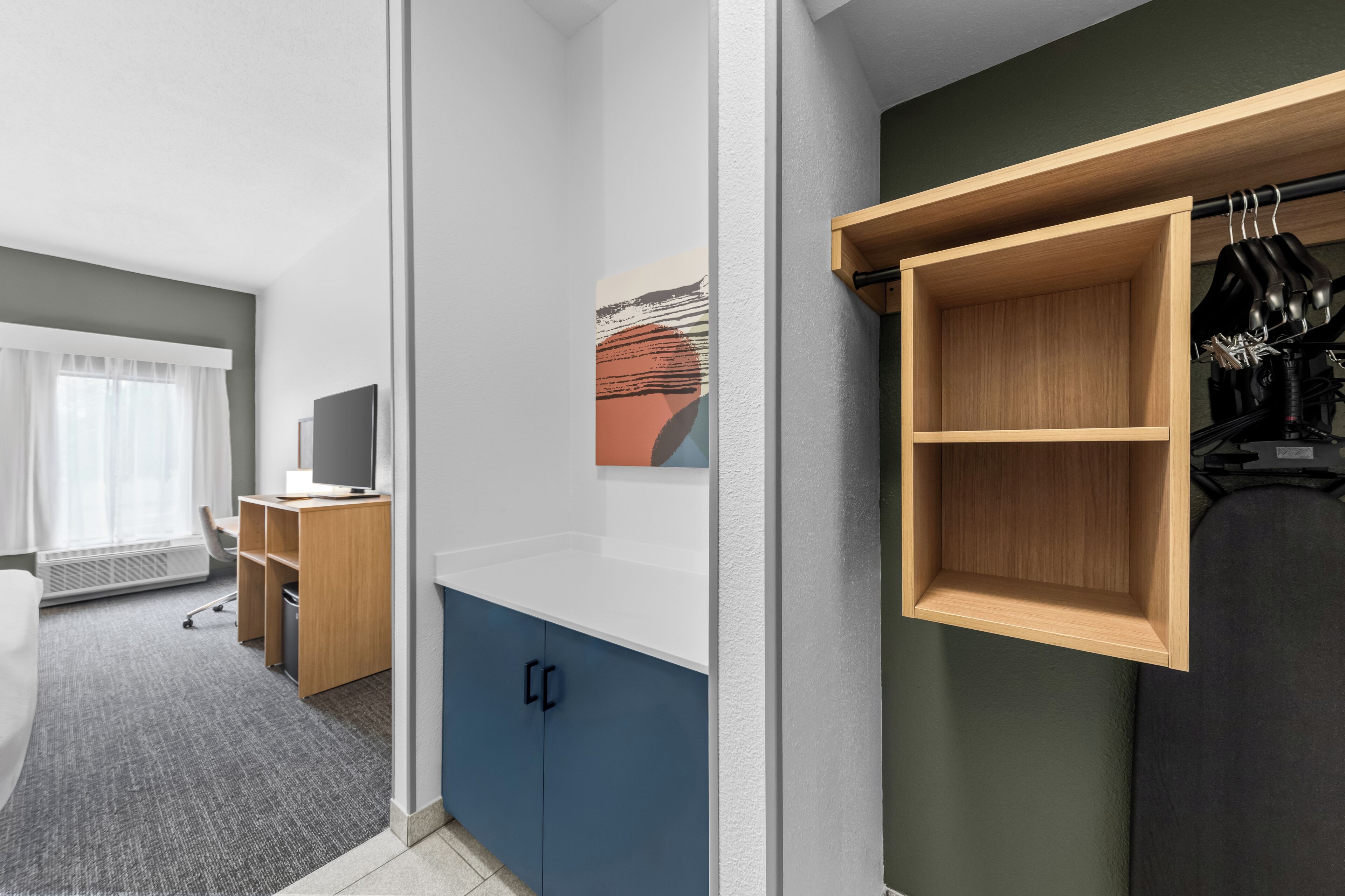Kamar, 1 Tempat Tidur King | Ruang kerja ramah laptop, setrika/meja setrika, dan tempat tidur bayi